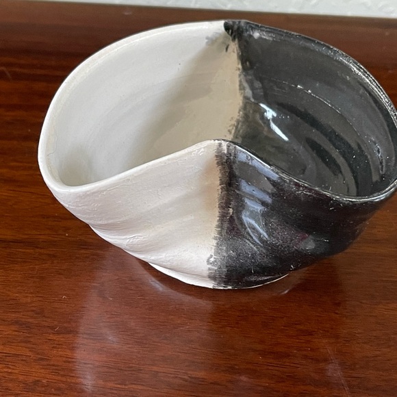Studio Art Pottery Heart Shape Bowl Dish Trinket Dish Signed 1/2 White 1/2 Black - Picture 6 of 7